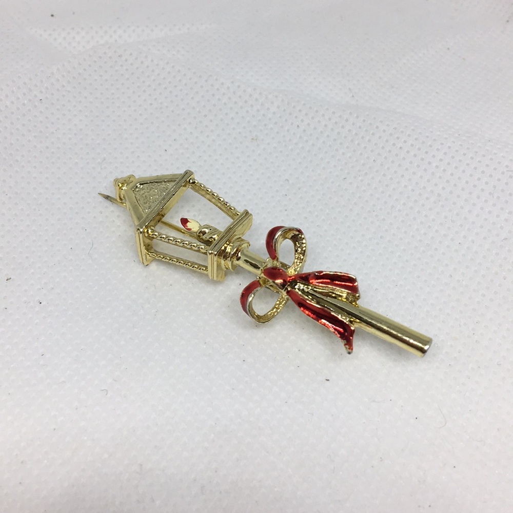 Gold Christmas Lamp Post Brooch